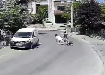 Motosiklet yayalara çarptı