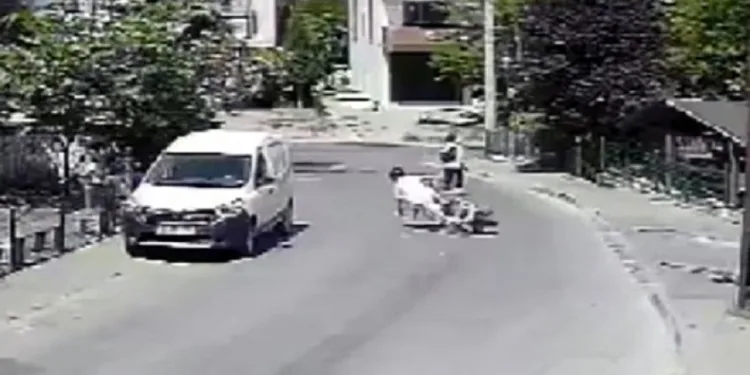 Motosiklet yayalara çarptı