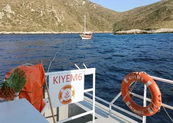 Arıza yapan ve sürüklenen 15 metrelik tekneyi KIYEM ekipleri kurtardı