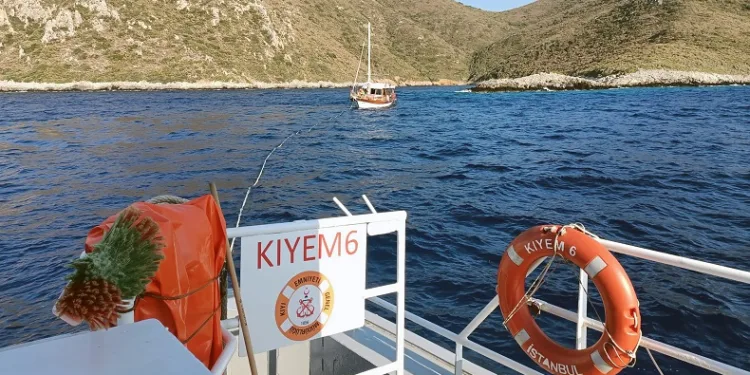 Arıza yapan ve sürüklenen 15 metrelik tekneyi KIYEM ekipleri kurtardı