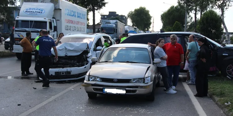 Samsun-Ordu kara yolunda 5 araç birbirine girdi