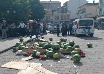 Karpuz satışı için izin verilmeyen vatandaş sinir krizi geçirdi