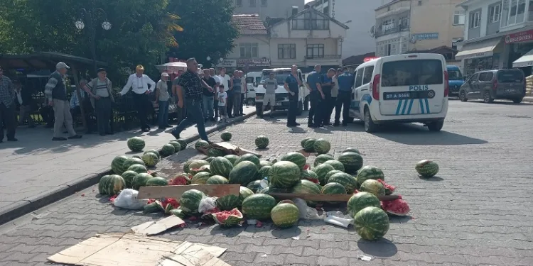 Karpuz satışı için izin verilmeyen vatandaş sinir krizi geçirdi