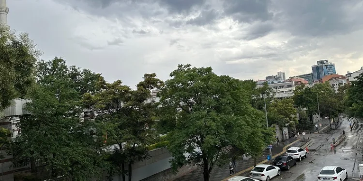 Başkentte sağanak yağış etkili oldu