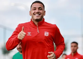 Sivasspor’da Rey Manaj kamptan ayrıldı