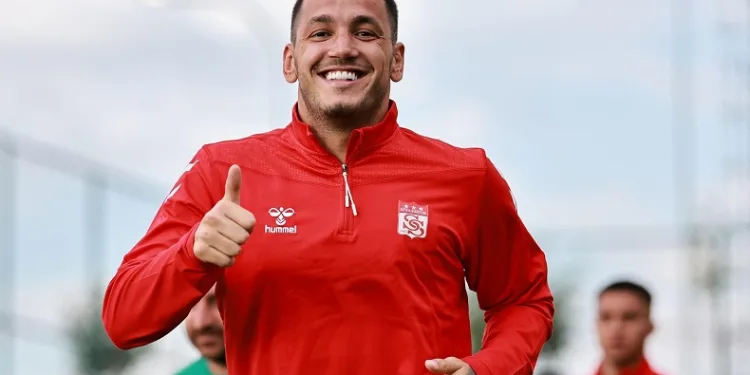 Sivasspor’da Rey Manaj kamptan ayrıldı