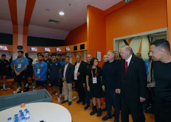 Cumhurbaşkanı Erdoğan, Başakşehir takımını soyunma odasında tebrik etti