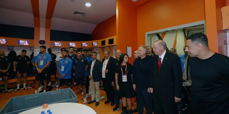 Cumhurbaşkanı Erdoğan, Başakşehir takımını soyunma odasında tebrik etti