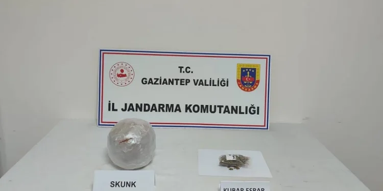 Yolcu otobüsünde 1 kilogram 750 gram skunk maddesi ele geçirildi