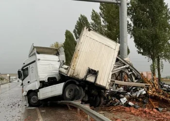 Makaslayan tırın dorsesi hurdaya döndü