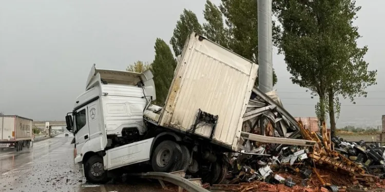 Makaslayan tırın dorsesi hurdaya döndü