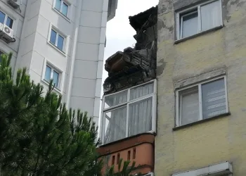 Kartal’da 4 katlı binada balkon çöktü