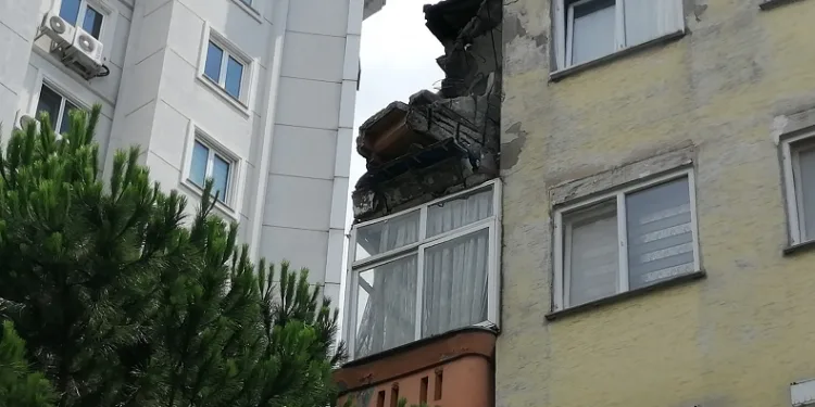 Kartal’da 4 katlı binada balkon çöktü