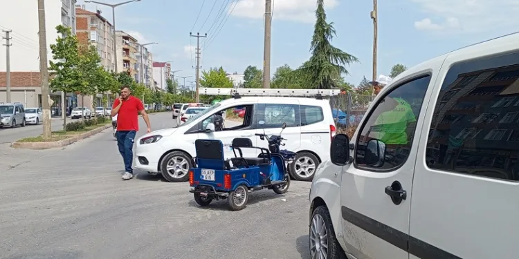 Üç tekerlekli elektrikli bisiklet devrildi