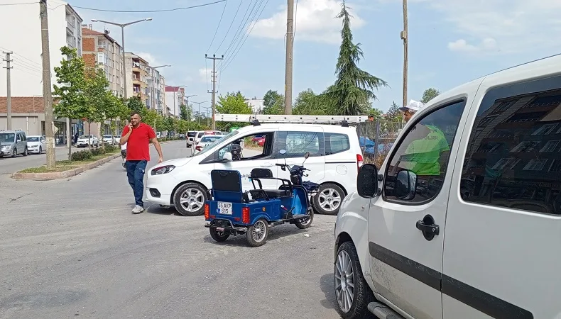 Üç tekerlekli elektrikli bisiklet devrildi