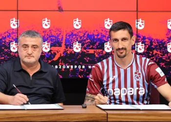 Trabzonspor, Stefan Savic ile 3 yıllık sözleşme imzaladı