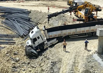 İnşaat alanında freni boşalan demir yüklü tır otomobili biçti