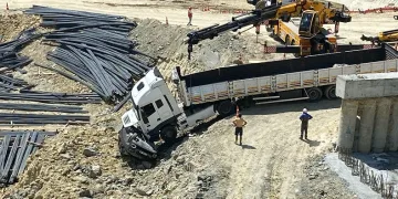 İnşaat alanında freni boşalan demir yüklü tır otomobili biçti