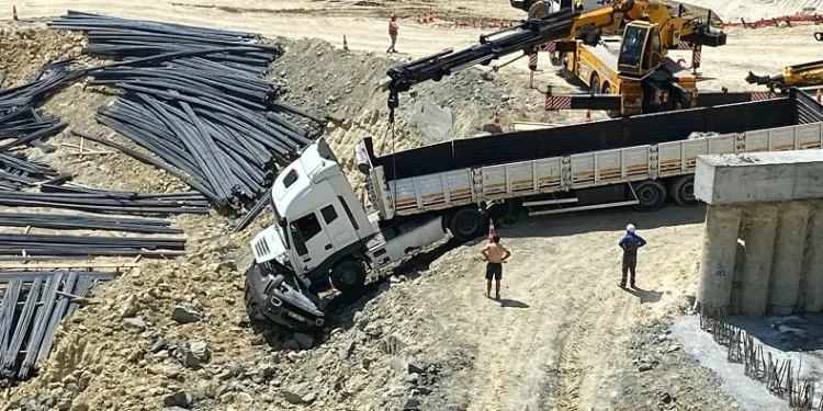 İnşaat alanında freni boşalan demir yüklü tır otomobili biçti