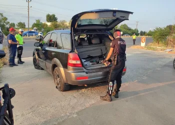 “Dur” ihtarına uymayarak kaçan cip lastiklerine ateş edilerek durduruldu