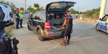 “Dur” ihtarına uymayarak kaçan cip lastiklerine ateş edilerek durduruldu