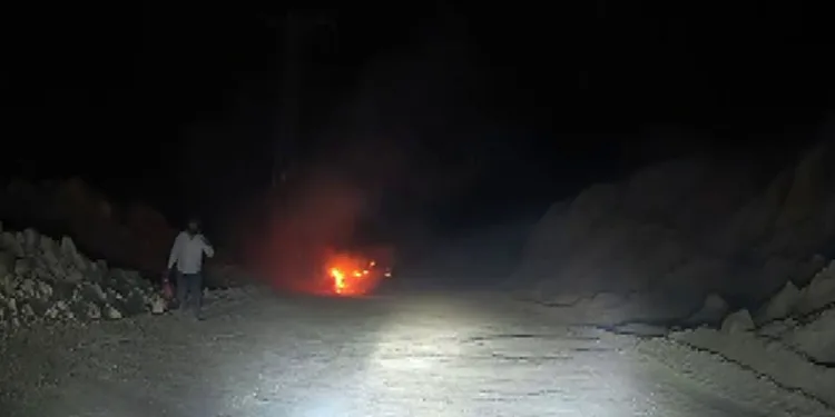 Seyir halindeki otomobil alev alev yandı