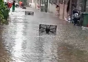 Bursa’da sağanak: Evleri su bastı, rögarlar taştı