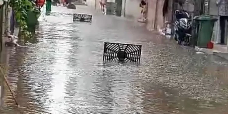 Bursa’da sağanak: Evleri su bastı, rögarlar taştı