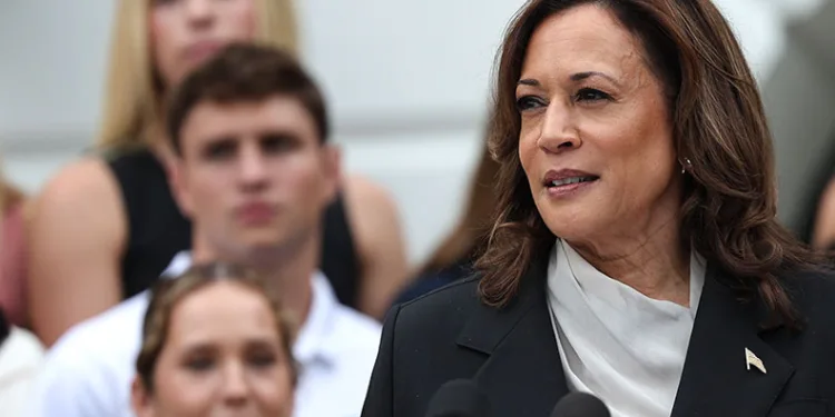 Harris Biden’ın başarılarını övdü