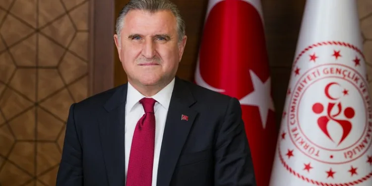 Bakan Bak’tan milli yüzücüler için tebrik mesajı