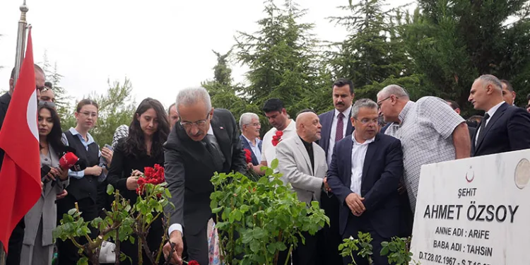 Bakan Uraloğlu, 15 Temmuz şehidi Ahmet Özsoy’u kabri başında andı