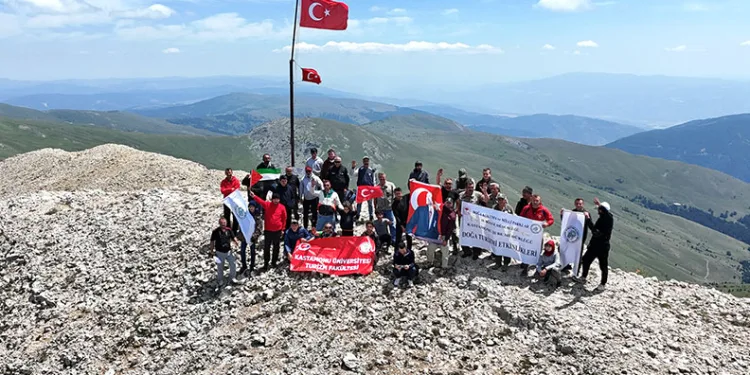 2 bin 587 rakımlı dağın zirvesinde 15 Temmuz şehitlerini andılar