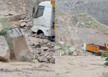 Sulama göleti barajının kapakları patladı, taş ocağı su altında kaldı