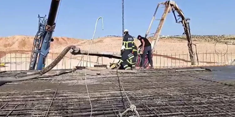 Beton pompasının altında kalan inşaat işçisi feci şekilde can verdi