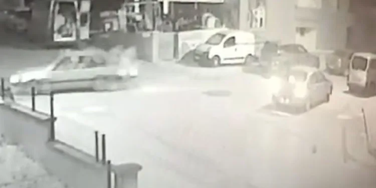Bisikletli çocuk park halindeki otomobile çarptı