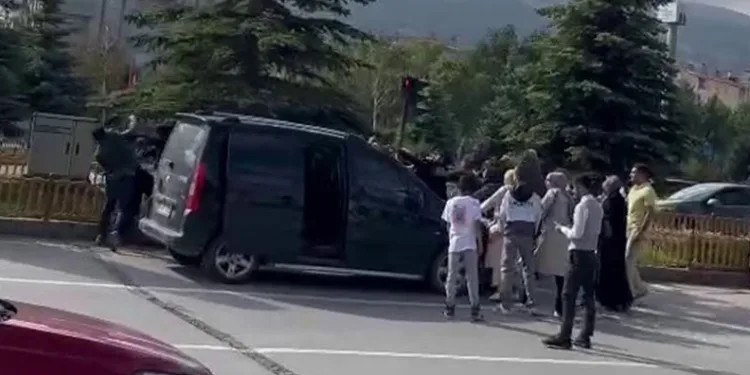 Erzurum’da trafikte “yol verme” kavgası