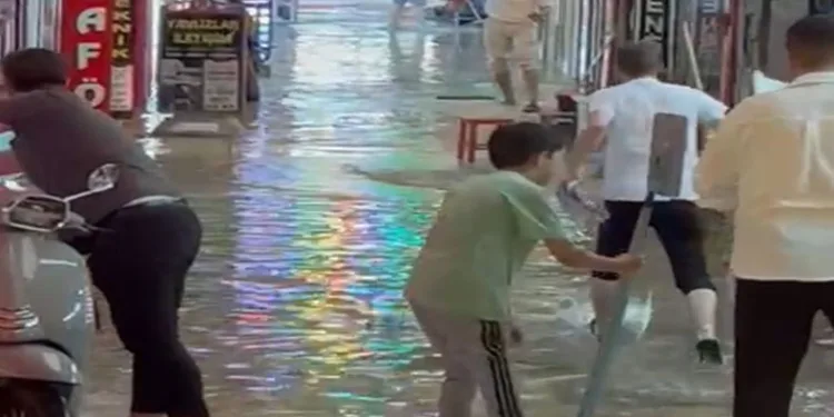 Sağanakta iş yerleri ve evler sular altında kaldı