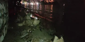 Şiddetli yağışta istinat duvarı çöktü