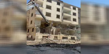 Elazığ’da ağır hasarlı binaların yıkımı sürüyor