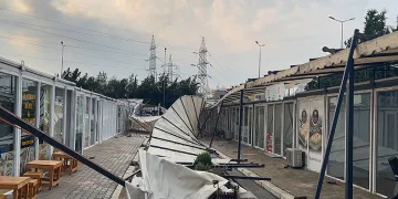 Osmaniye’de fırtınada çatılar uçtu, ağaçlar devrildi