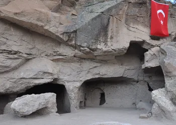 Ani Ören Yeri’nde ilk kaya mescidi gün yüzüne çıkarıldı