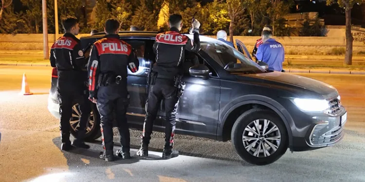 Kurusıkı tabancayla yakalandı, polis otosundaki yeri beğenmedi: “Arkaya gerek var mı?”