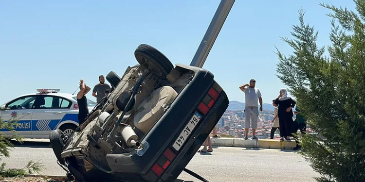 Uşak’ta aydınlatma direğine çarpan araçta 5 kişi yaralandı