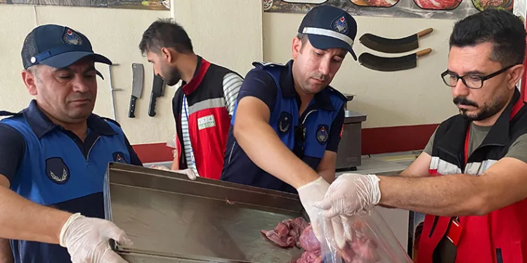 Kilolarca tarihi geçmiş etiketsiz et ele geçirildi