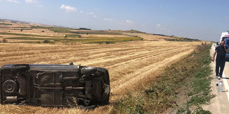 Çorlu’da otomobil tarlaya devrildi: 1’i çocuk 3 yaralı