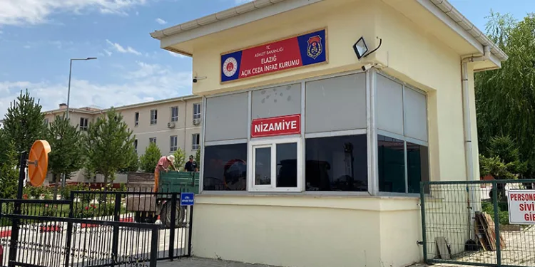 Gizlice cezaevine girip husumetlisini vurdu