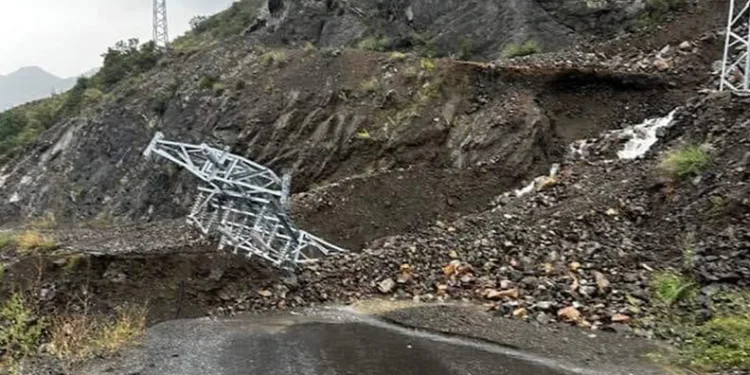Erzurum’da sel nedeniyle yol çöktü