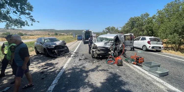 İzmir’deki kazada ağır yaralanan sürücü hayatını kaybetti