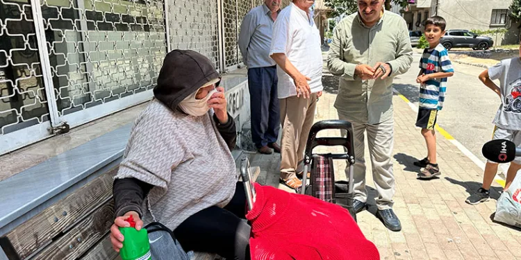 Evsiz kadın mahallelinin korkulu rüyası oldu