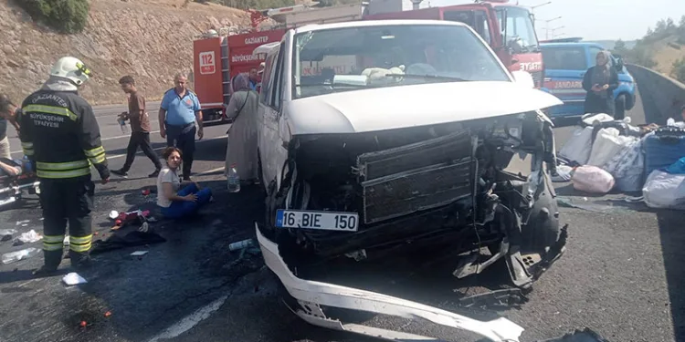 Lastiği patlayan minibüs kaza yaptı: 1 ölü, 8 yaralı